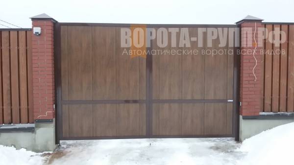 Распашные ворота из сэндвич-панелей Алютех в цвете темный дуб