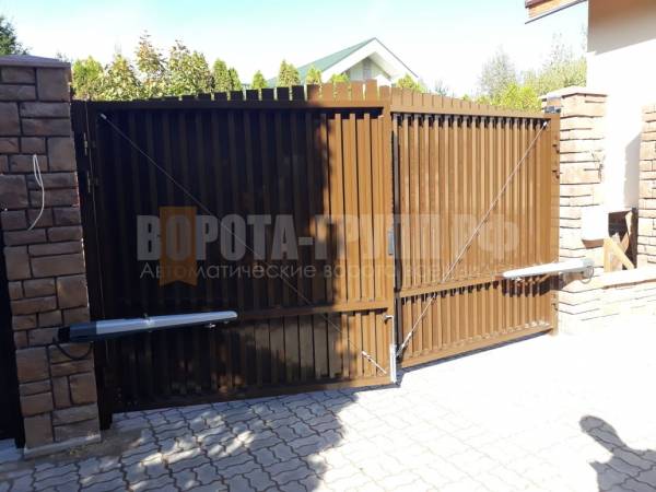 Распашные ворота Алютех с отделкой алюминиевым профилем