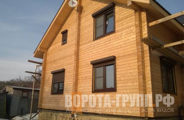 Рольставни Алютех на окнах деревянного дома