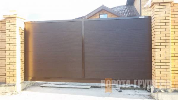 Откатные ворота и калитка Алютех Prestige в цвете RAL8014 микроволна